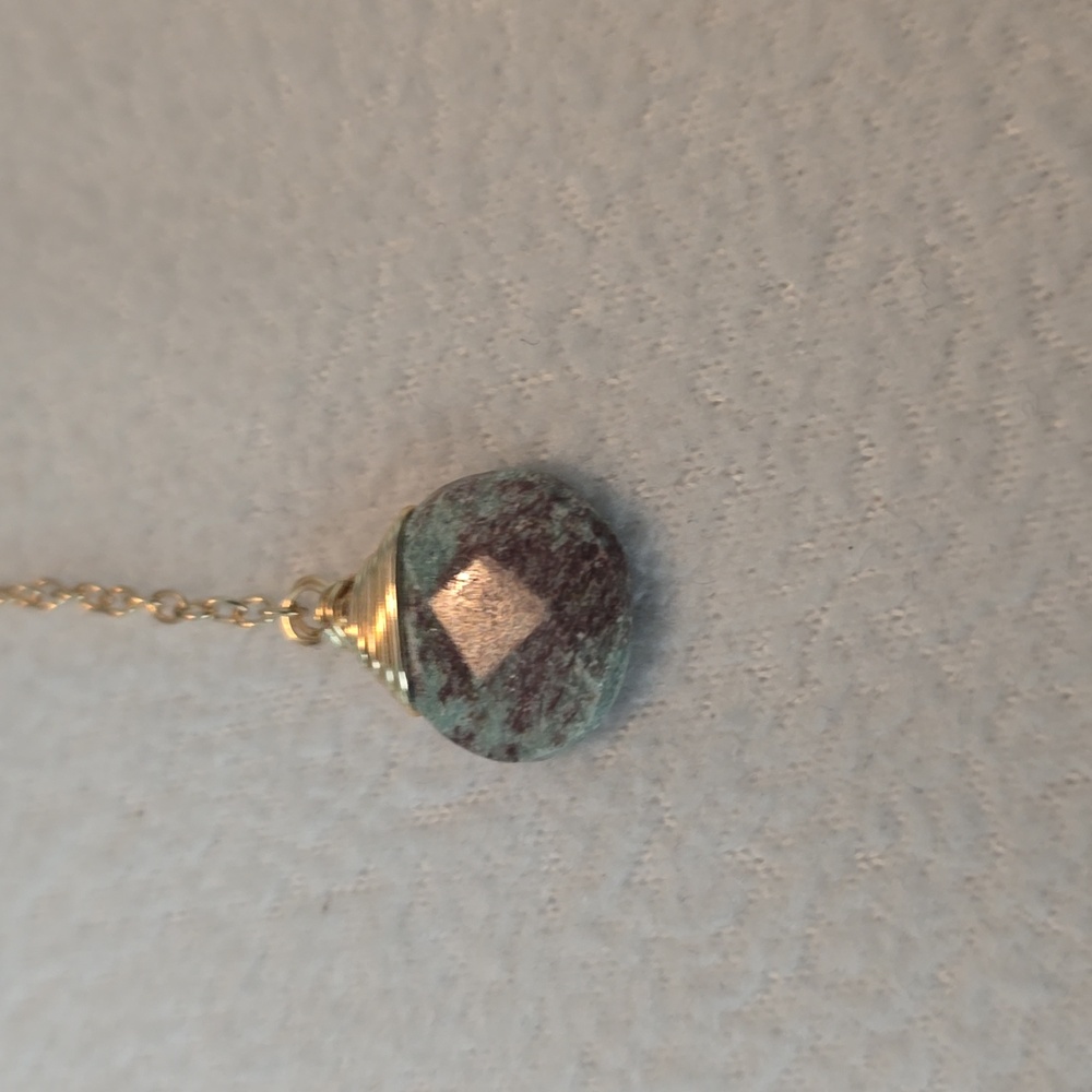 Elegant Gold Necklace with Teardrop Pendant - Picture 2 of 3